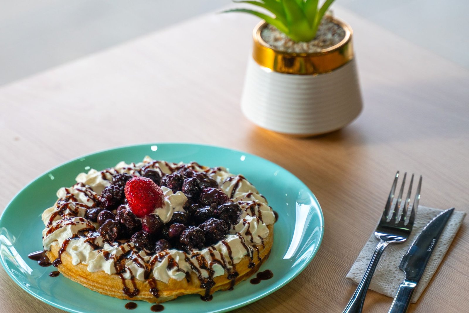 Waffle Panichini con crema, berries y frutilla