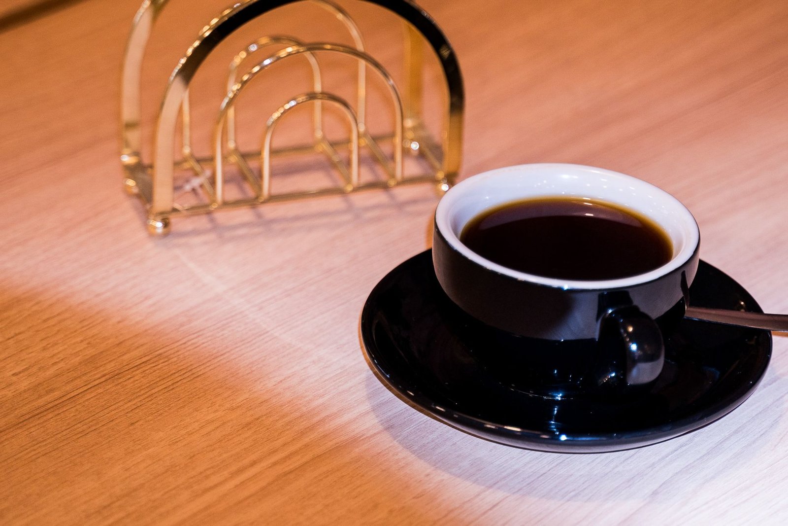 Café Panichini sobre mesa de madera con detalle dorado
