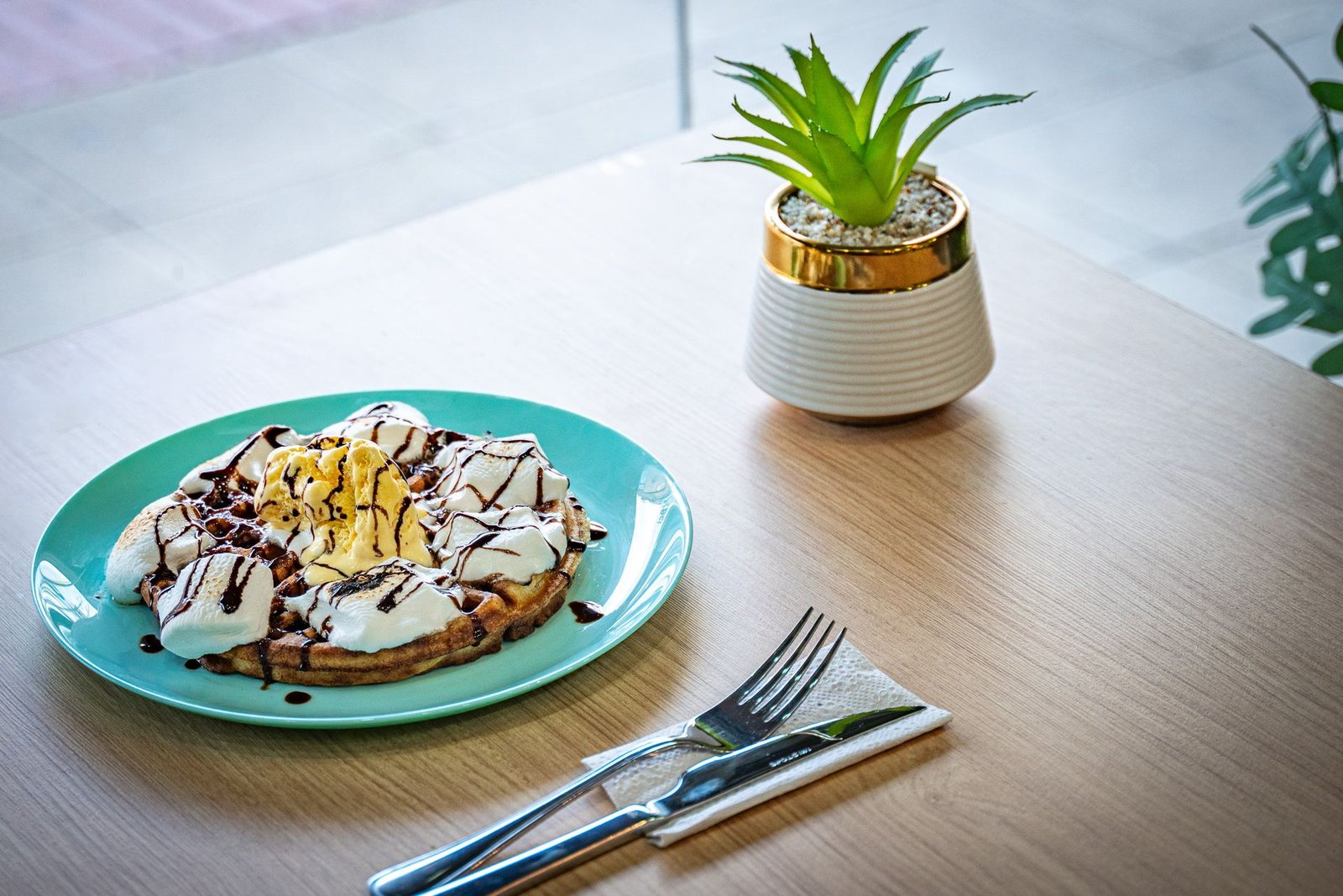 Mesa Panichini con waffle y detalles dorados