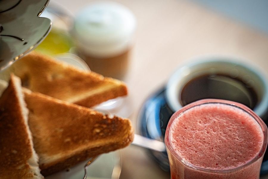 Mesa Panichini con desayuno y café